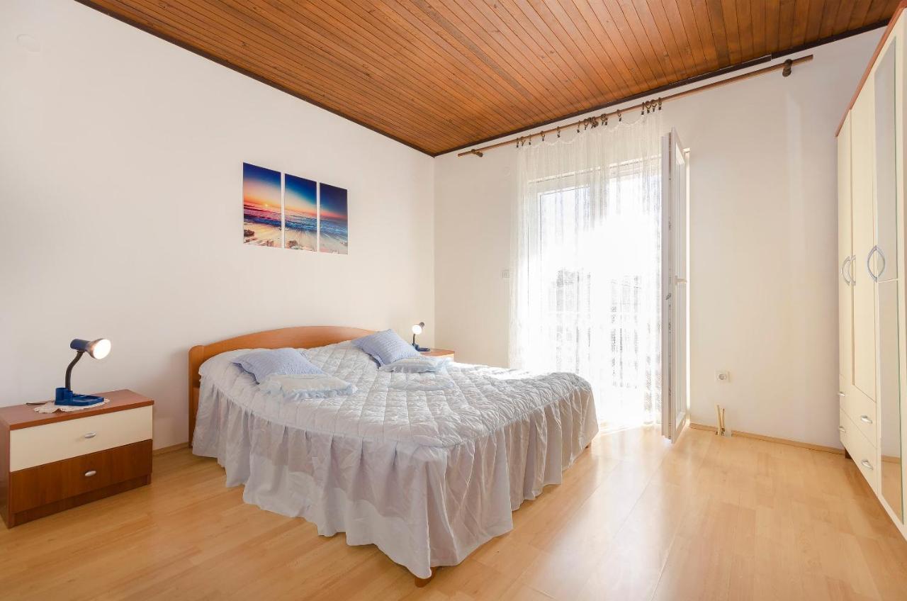 Apartment And Rooms Ema Vodice Bagian luar foto