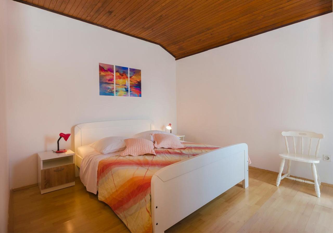 Apartment And Rooms Ema Vodice Bagian luar foto