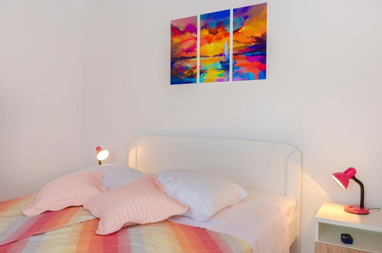 Apartment And Rooms Ema Vodice Bagian luar foto