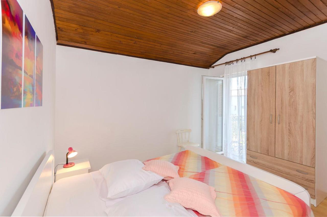 Apartment And Rooms Ema Vodice Bagian luar foto