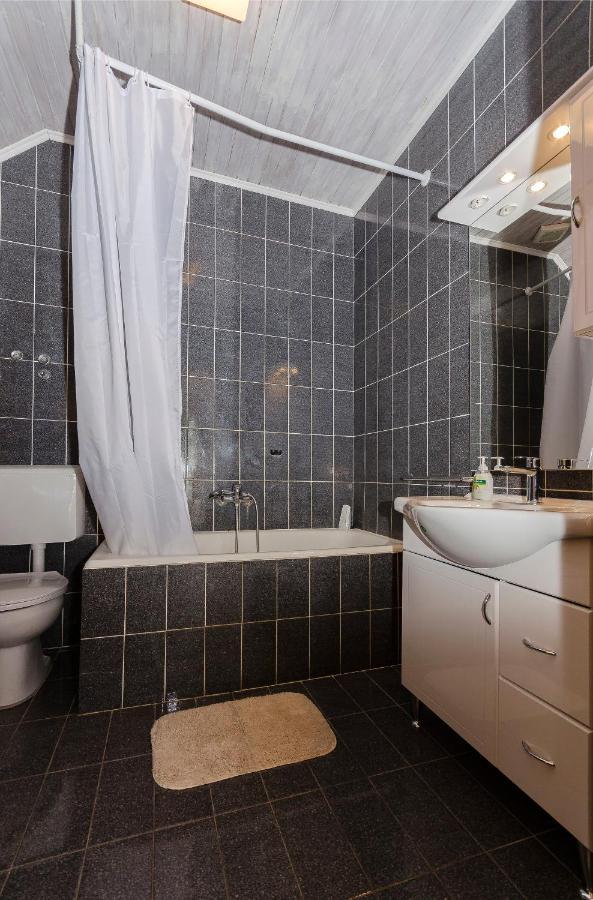 Apartment And Rooms Ema Vodice Bagian luar foto