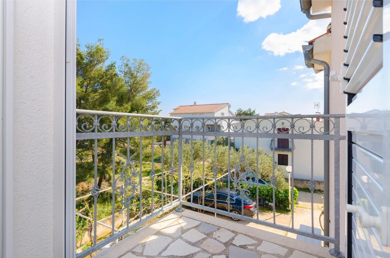 Apartment And Rooms Ema Vodice Bagian luar foto
