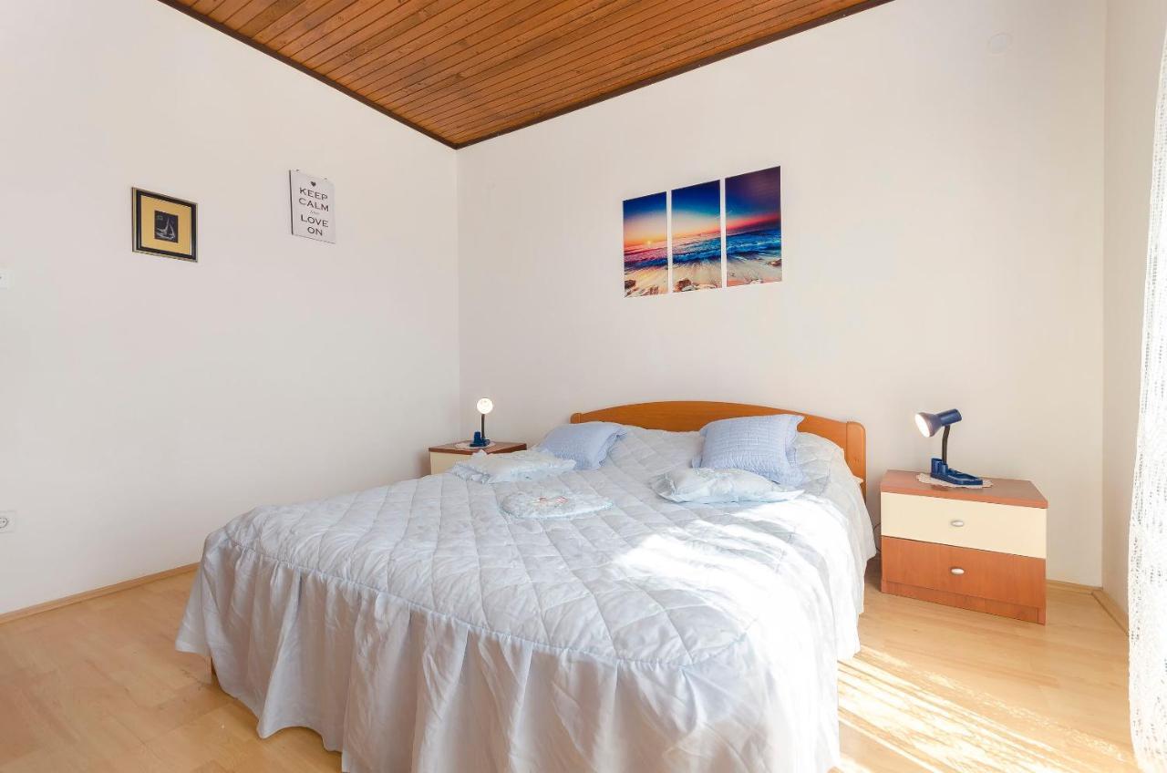 Apartment And Rooms Ema Vodice Bagian luar foto