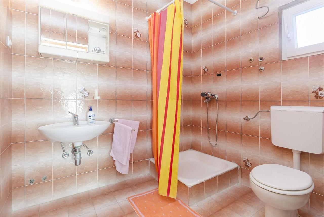 Apartment And Rooms Ema Vodice Bagian luar foto