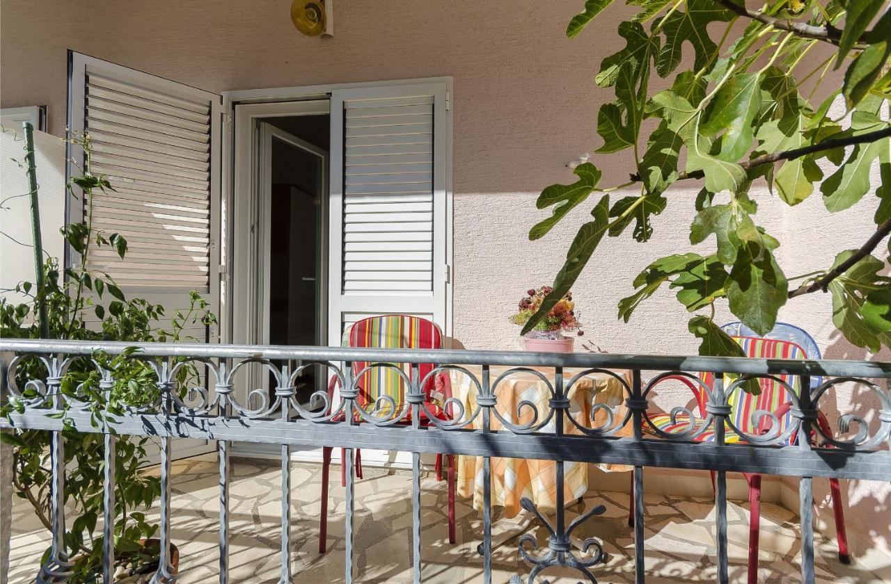 Apartment And Rooms Ema Vodice Bagian luar foto